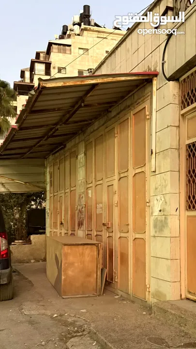 محل بابين عالشارع للبيع في منطقة حيوية جداً نابلس_ شارع تل