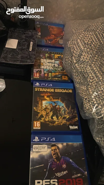 بلايستيشن 4 للتبديل على كمبيوتر جيمنغ أو للستيرنغ و 8 دسكات وهدية وسلك وجلد وحساب فورتنايت نادر جدا
