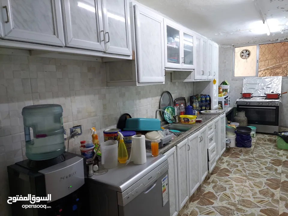 بيت مستقل للايجار 130 متر خمس غرف ومطبخ وحمام لديه برنده كبيره حوله شجر مثمر والمنطقه هادئة 140دينار