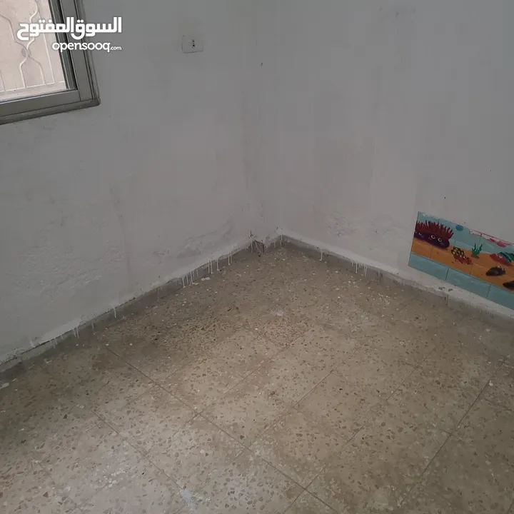 شقة طابق شبه ارضي للبيع العاجل بسبب السفر موقع مميز جدا قريب من كل  الخدمات
