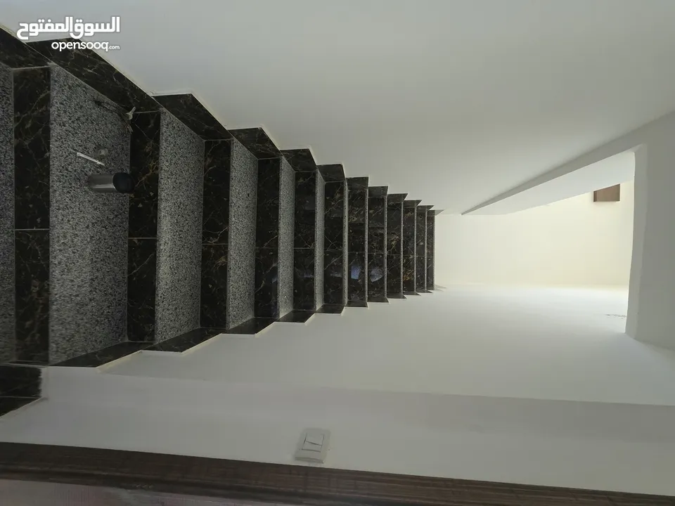 شقة يوبر ديلوكس طابق اخير مع روف مساحة 209 م ابو علندا إسكان الكهرباء