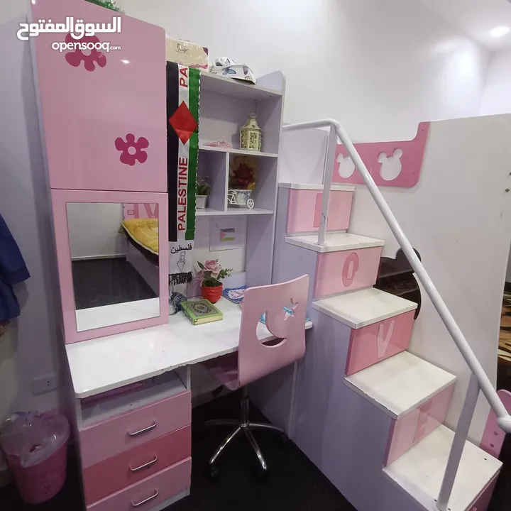 غرفة نوم بنات بحالة جيدة تختين مفردات وخزانة ومكتب مع جوارير ورفوف ومراية وكرسي دوار
