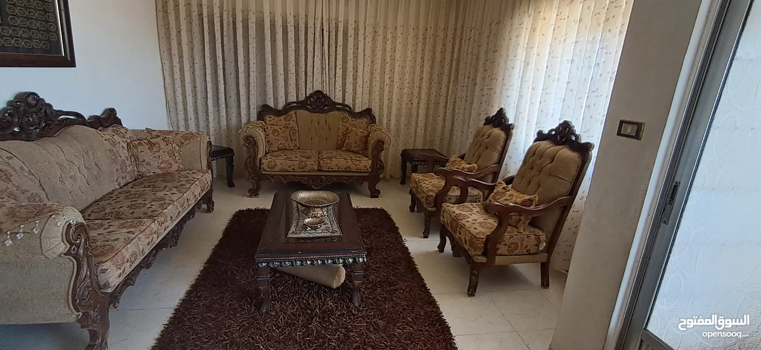 طقم كنب مع طاولات وثريا لغرفة الجلوس