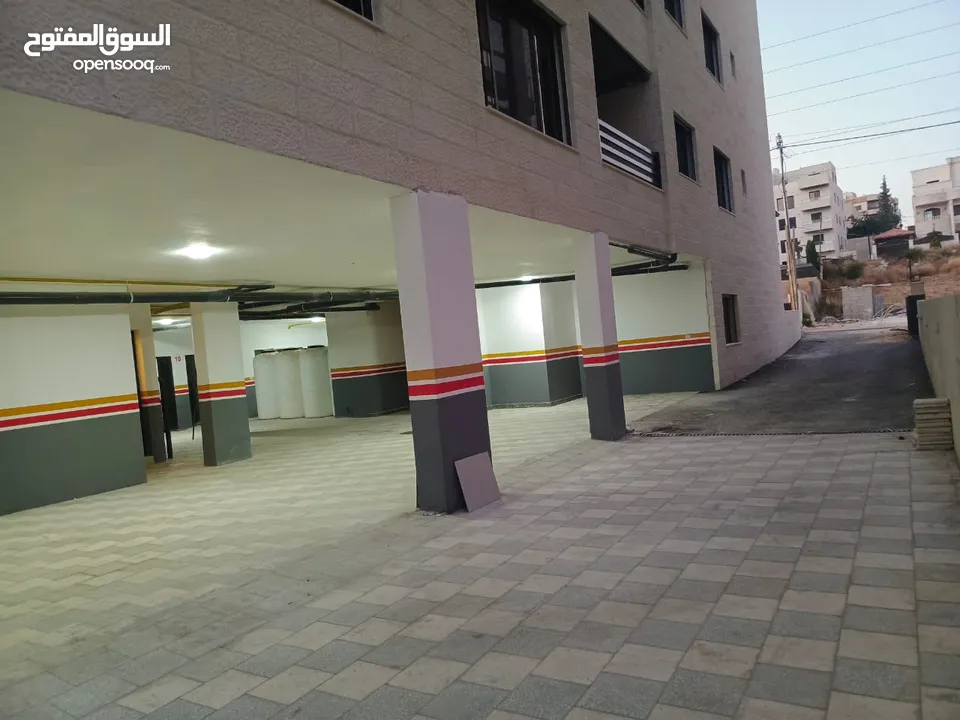 شقق أخير مع الروف للبيع مميزة جدآ في البنيات طريق المطار جامعة البترا مساحة 280 م2 من المالك مباشرة
