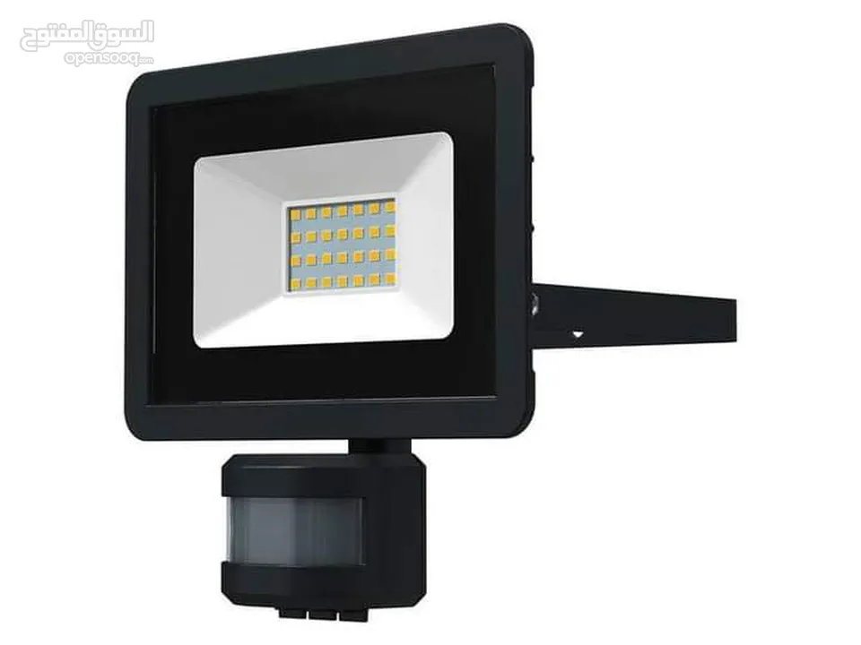 مصباح موجه Livarno Home LED مزود بكاشف للحركة وحدة LED موفرة للطاقة ذات كثافة إضاءة عالية