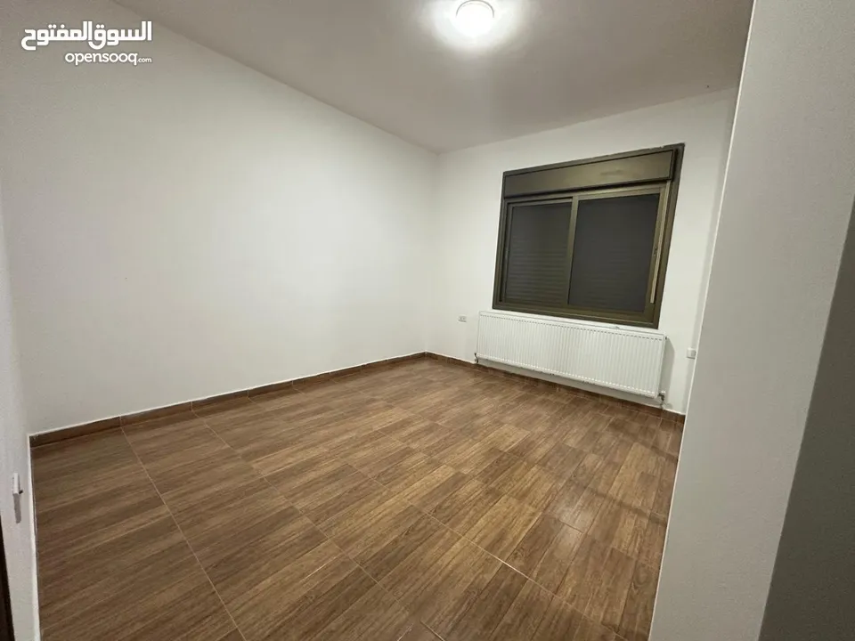 شقة طابقية (طابق رابع) 185 متر للبيع مادبا - حنينا  صالون وترس واسع