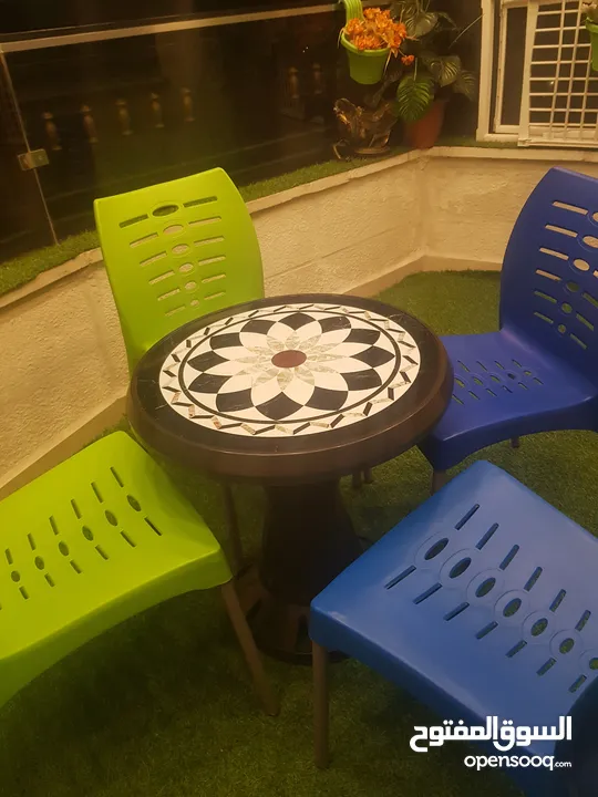 اربع كراسي بحاله جديد مع طاوله وسط بحال الوكاله استخدام بسيط جدا