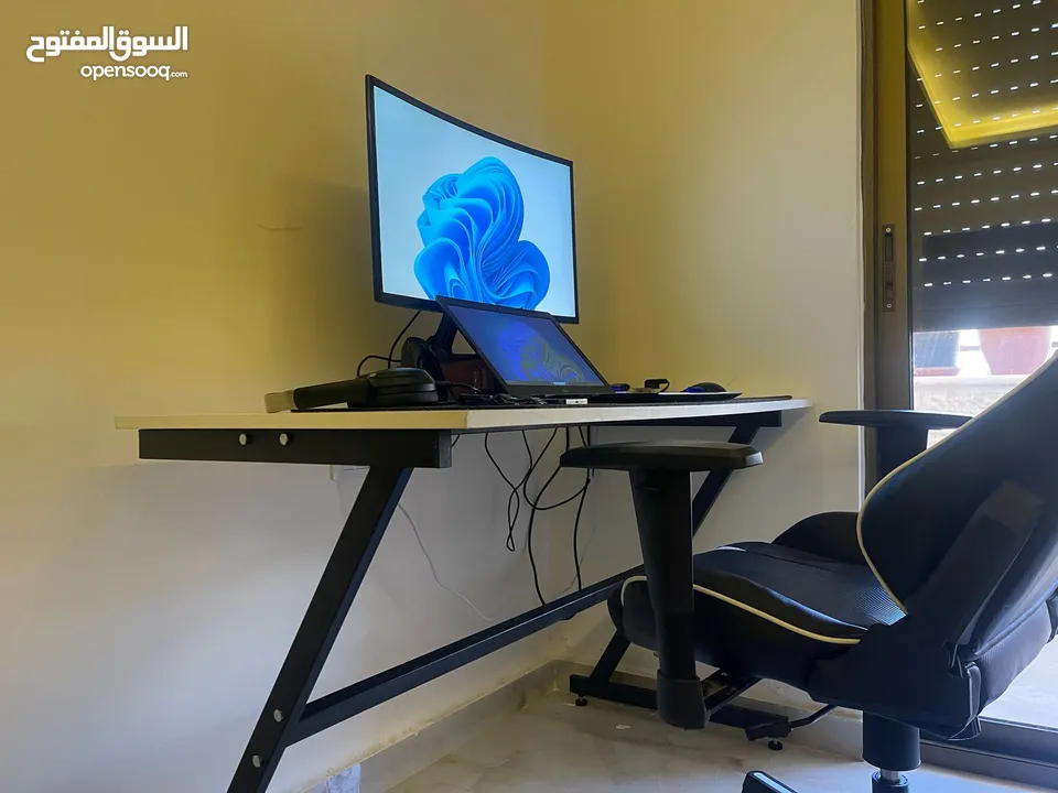 مكتب جيمنج مزود ب اضاءة RGB ملونه مع ريموت تحكم  شامل التوصيل فقط