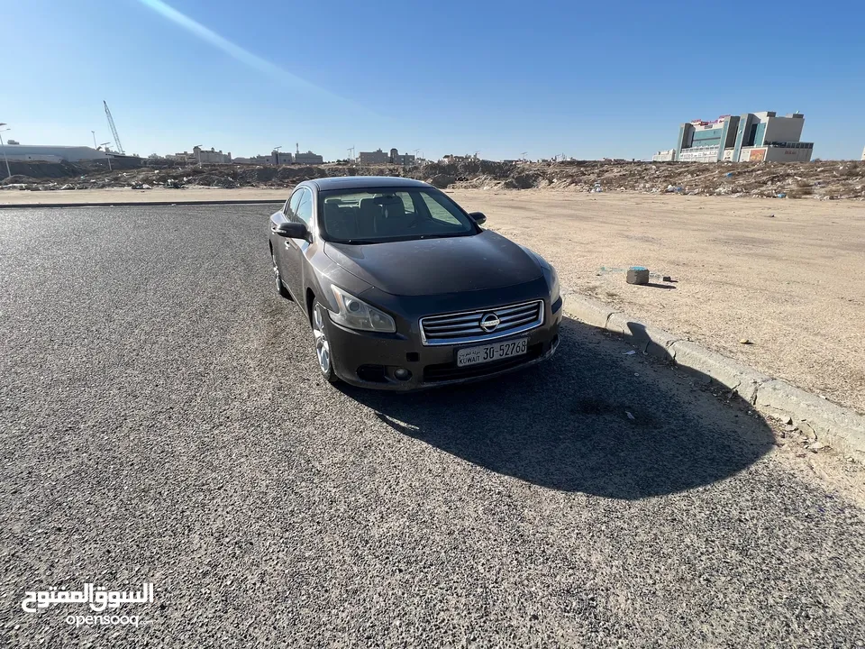 Nissan Maxima, brown color, made in 2014.