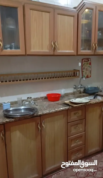 مطبخ المنيوم وخشب زان لون مميز خزائن زجاج ابواب للبيع
