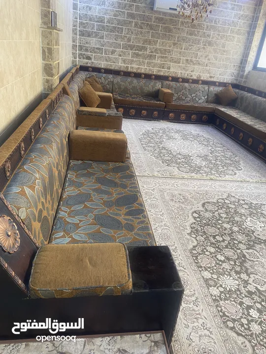 جلسة خليجية تفصيل خشب لاتيه 25 مقعد مشغولة بعناية بحالة ممتازة