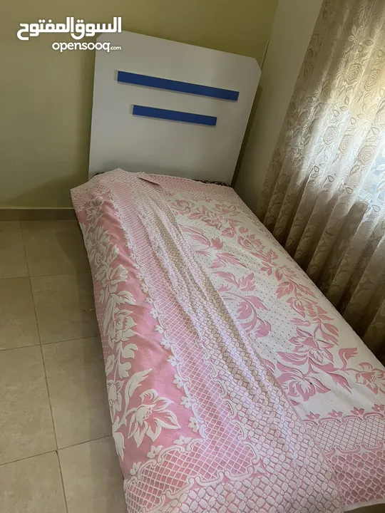 غرفة نوم لامينيت حالتها جيدة السعر قابل للتفاوض  خزانه وتختين مفردات