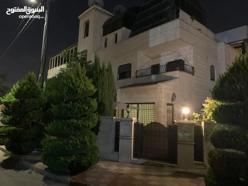 للباحثين عن التميز شقه مميزه جدا في ارقى احياء عبدون من ضمن سكن خاص فيلا  المنطقه بالكامل احكام خاص