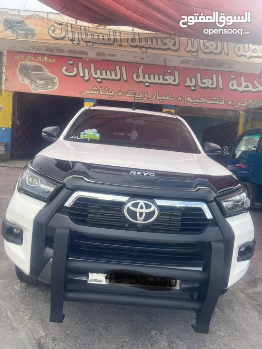 هايلوكس ادفنشر24  بحالة الزيرو لون ابيض داخليه اسود عليه اكسسوارات وتنجيدات داخليه مع صدام كامل اصلي
