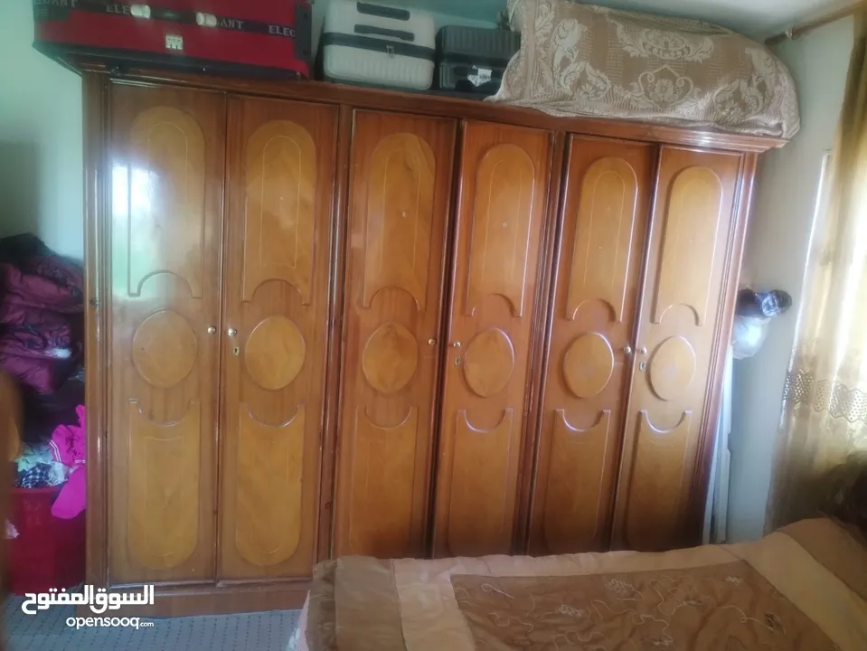 غرفة نوم لون عسلي غامق بحالة الوكالة خشب زان