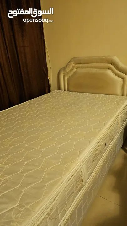 سرير كبير يتسع لشخصين نظيف جدا + مع فرشه اصليه
