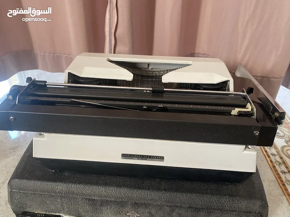 الة كتابة باللغة العربية (old typewriter)