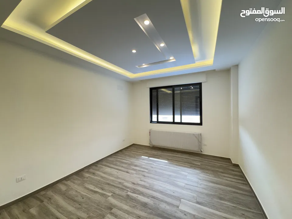 شقة مميزة طابق اول مساحة 214 م بتشطيبات مميزة باجمل مناطق رجم عميش مع بلكونات بنظام ترسات