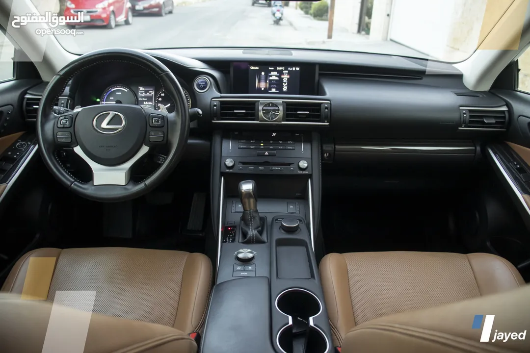 Lexus IS300H 2018 - للبيع