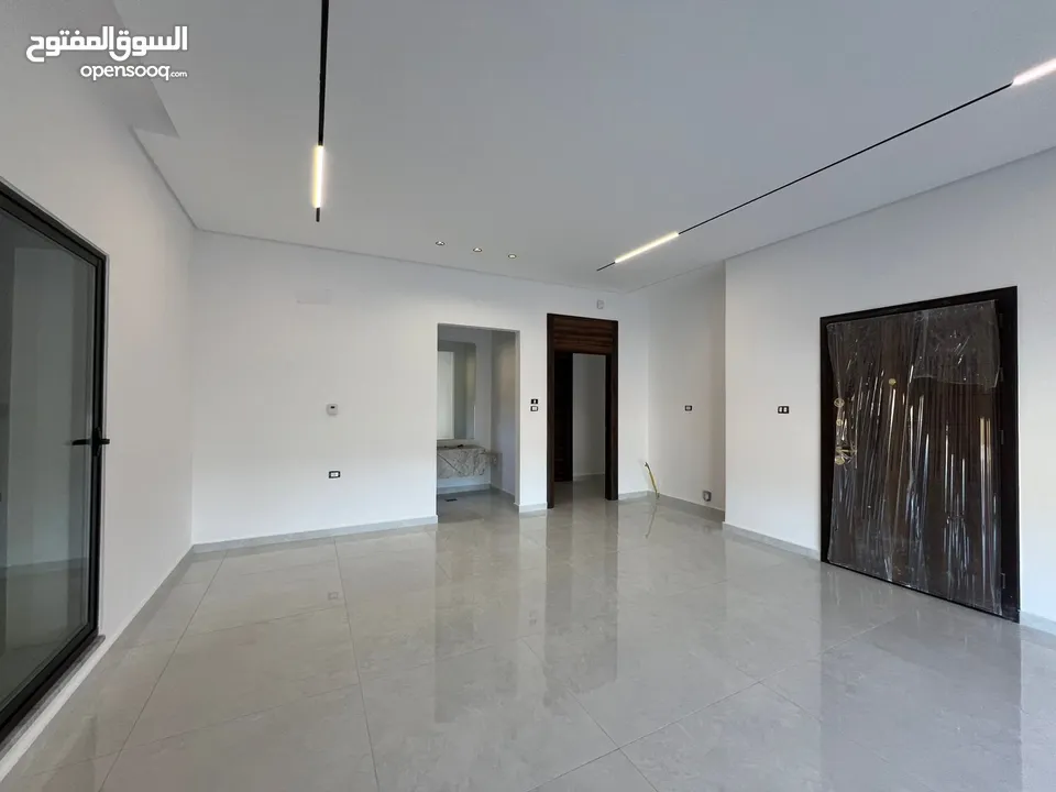 فرصة مميزة  أرضي مع حديقة وكراج – مساحات داخلية وخارجية واسعة.