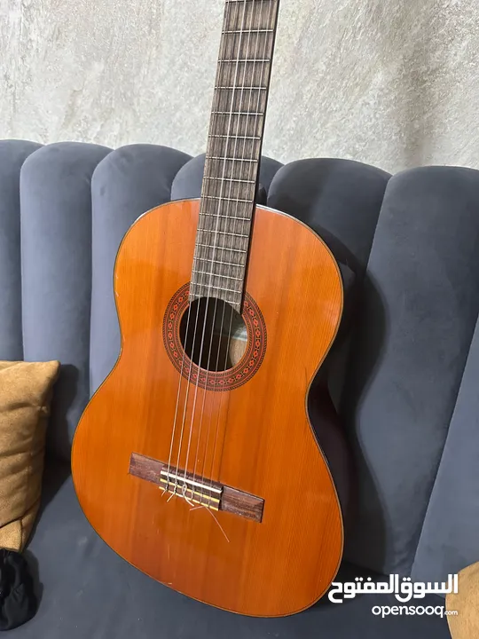 guitar classical yamaha c70 جيتار كلاسيكال    نوع ياماها احترافي شبه جديد مع اوتارو الاصلية