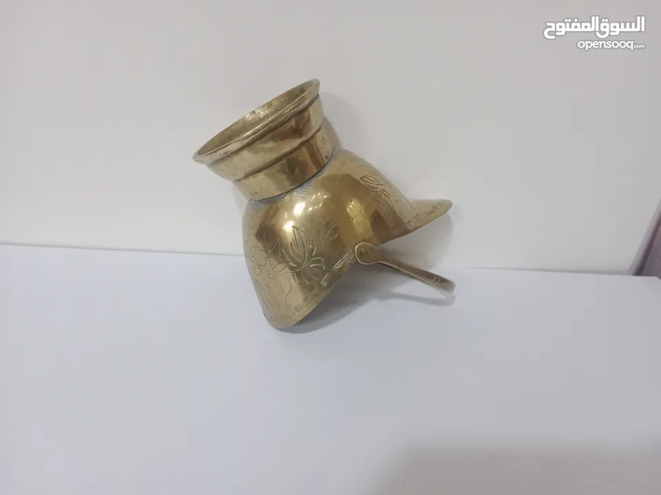 وعاء تقليدي مصنوع يدويا يستخدم لحمل الفحم أو الحطب مزخرف برسومات أنتيك قديم جدا لون ذهبي