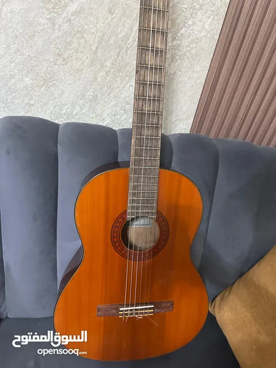 guitar classical yamaha c70 جيتار كلاسيكال    نوع ياماها احترافي شبه جديد مع اوتارو الاصلية