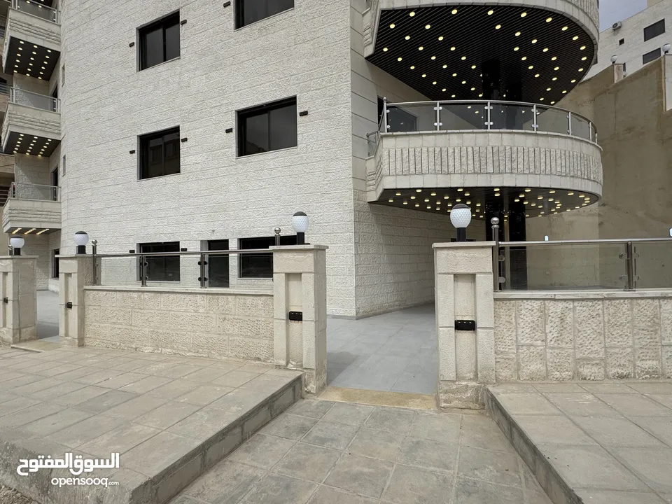 شقة فاخره للبيع بأجمل مناطق البنيات بمساحة 227م بسعر مميز طابق تسوية (ارضيه من الجهة الأخرى)