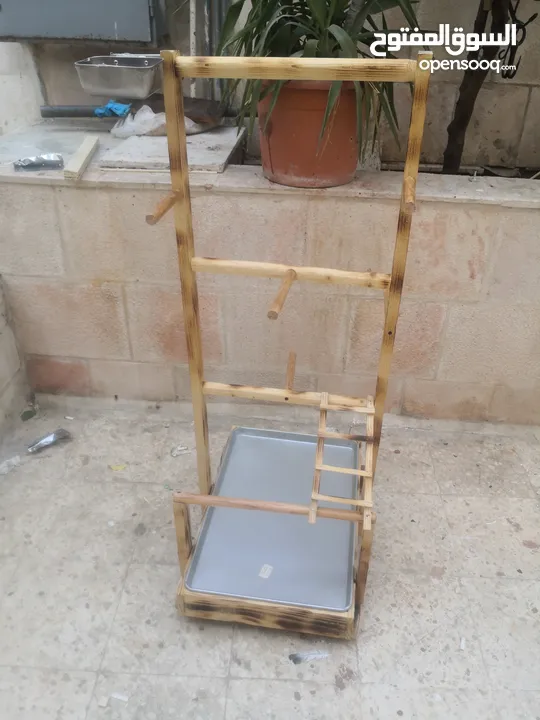 ستاندات ببغاء أحجام وأشكال مختلفة من الخشب ومن المعدن متحركه بعجلات وبدون مع صينية واكواخ كلاب