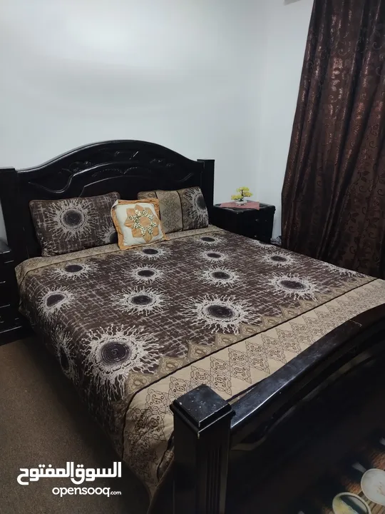 غرفة نوم مستعمل خشب ثقيل لون بني غامق