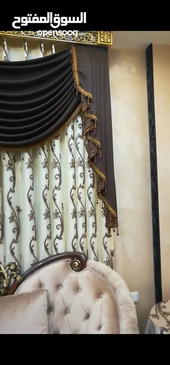 طقم كنب خشب زان للبيع مع البرادي بحاله الجديد