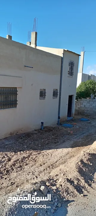 بيت واجهة حجر 140 متر في الرحيل