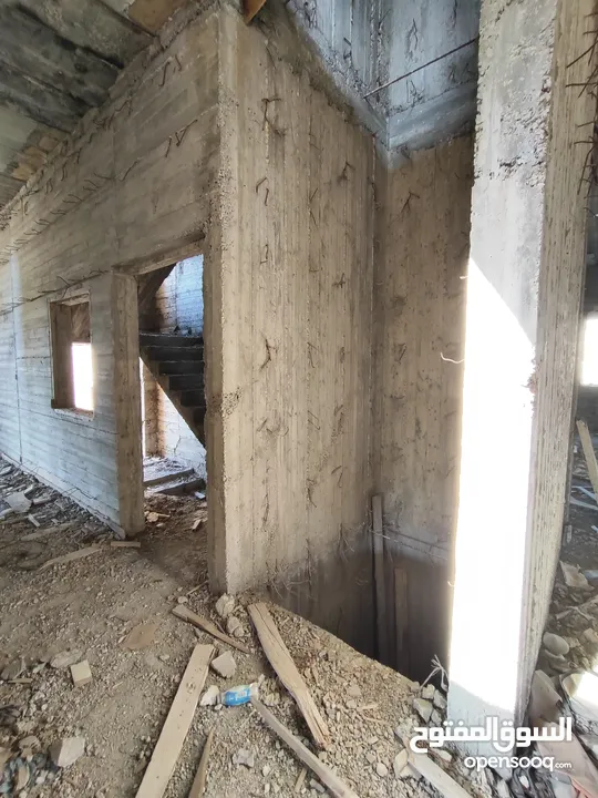 قطعه أرض عليها فيلا عظم للبيع في سطح مرحبا