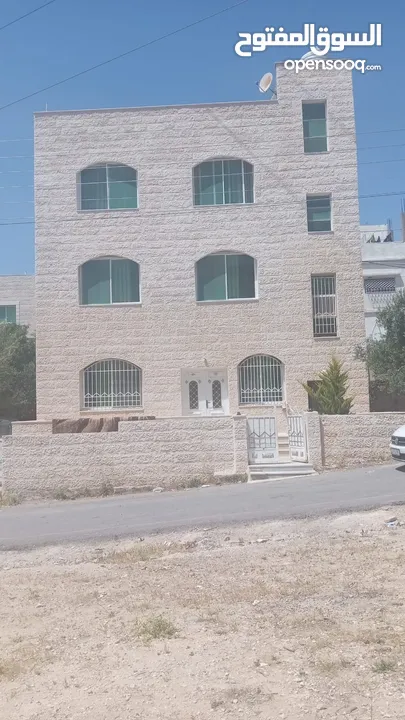 منزل للبيع مكون من 3 طوابق ومساحات خارجيه واسعه على شارعين