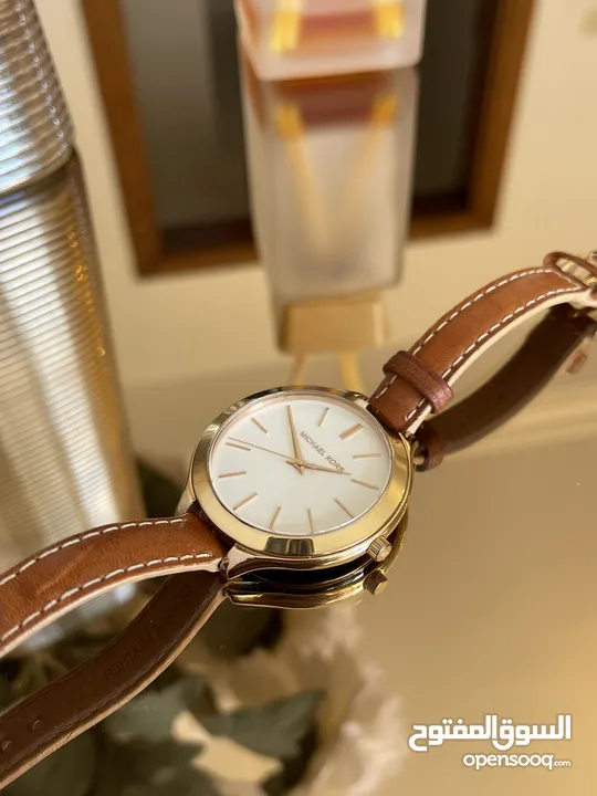 ساعة مايكل كورس ذهبية وجلد أصلية و مختَّمة  بحالة ممتازة  الساعة انيقة جداً Micheal Kors