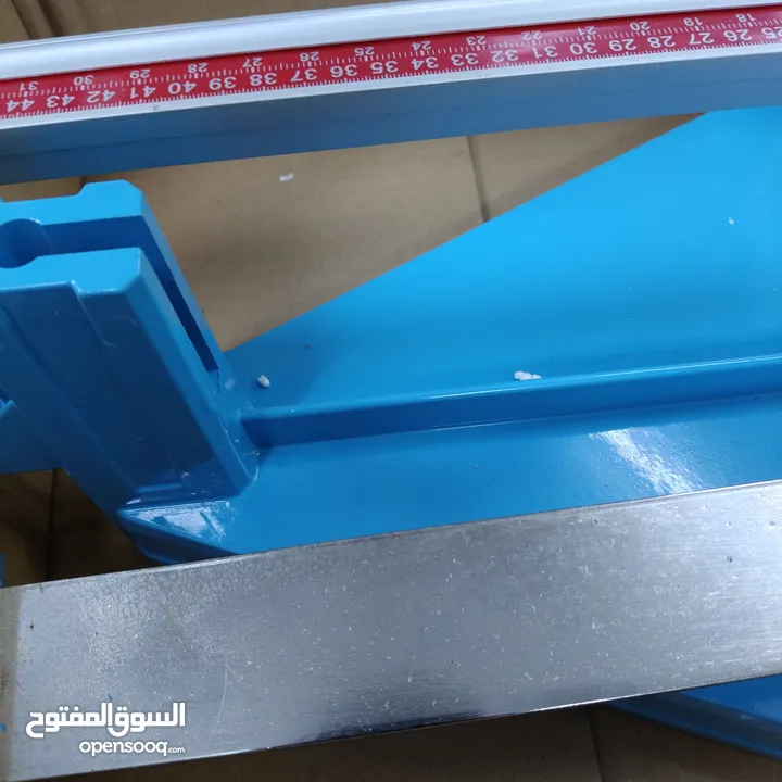 مقص بلاط  وعدة بناء وآليات للبيع