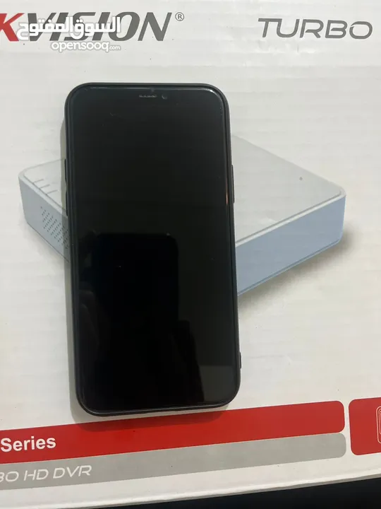 iPhone 11pro مستعمل حاله ممتازه لون زيتي سعة التخزين 256بطاريه 93 معا شاحن