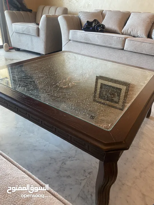 طاوله وسط مع طاولتين طرف
