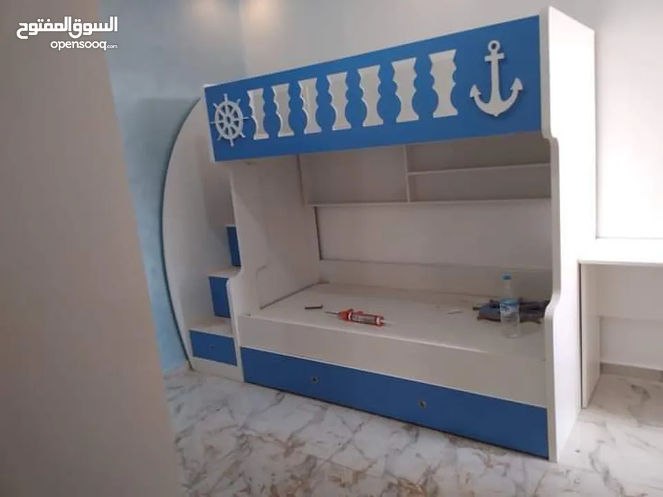 تخت طابقين ثلاثي مكفول 5 سنوات بحمل 150 كيلو  الخشب لامنيت مسمك ع خمالتين 3.5 سم