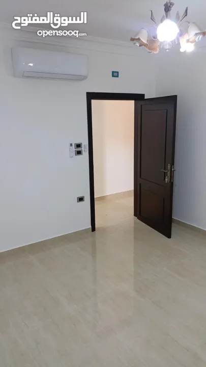 شقه فارغه فاخره ومميزه جدا  سوبر ديلوكس للايجار لم تسكن بعد التجديد نهائيا 200متر