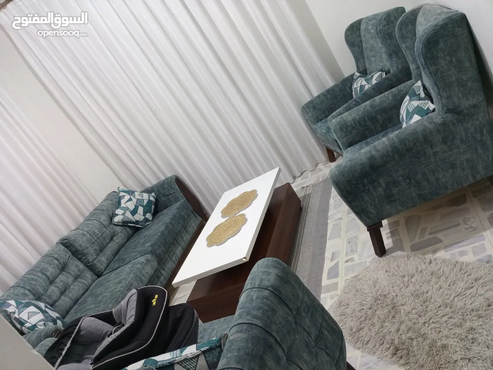 طقم كنب مستعمل بحالة الممتاز و الجديد  للبيع  بحاجه دهان شخوط فقط بسبب النقل