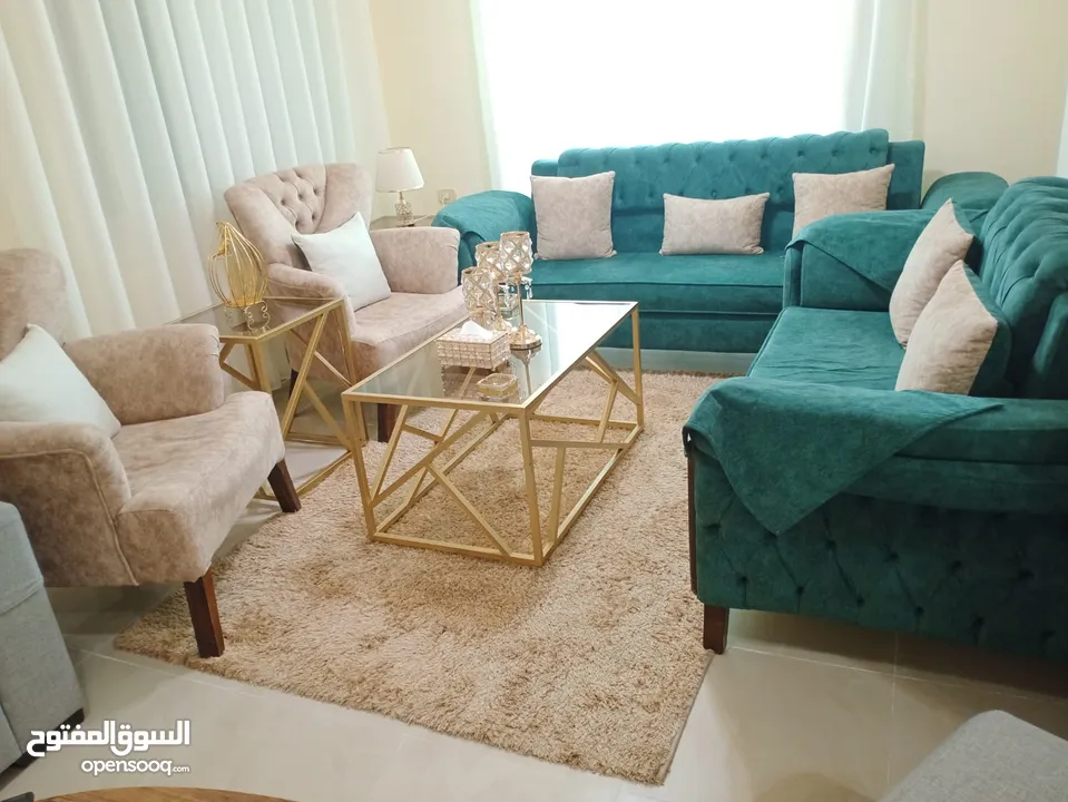 طقم كنب مستعمل بحاله جيده جدا للبيع  مع طقم طاولات ثلاث قطع