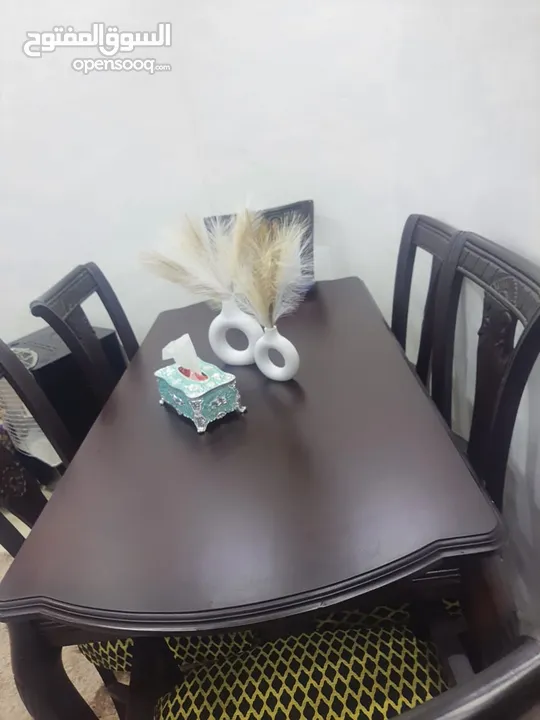طاوله سفره خشب زان بالكامل 6 كراسي ضغط استعمال اشي بسيط جداً.. نظامها اثنين منهم ايدي ماستر