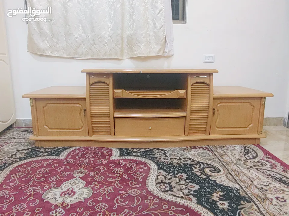 فرشات زمبركيه مستعملة عدد3 +طاولة شاشة بحاله جيده جدا