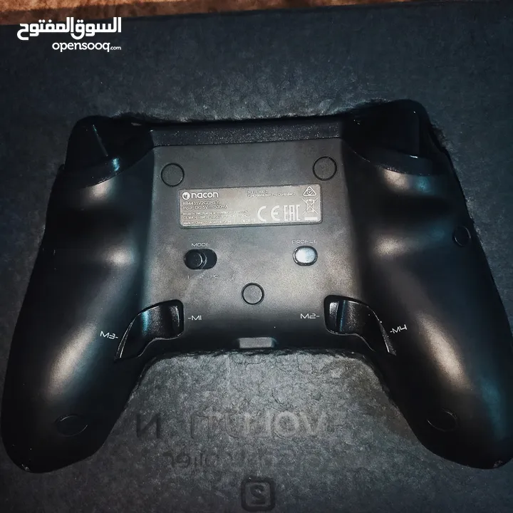 يدة PS4 احترافية شبه جديدة معا غراضهة كاملة...ب(35000)