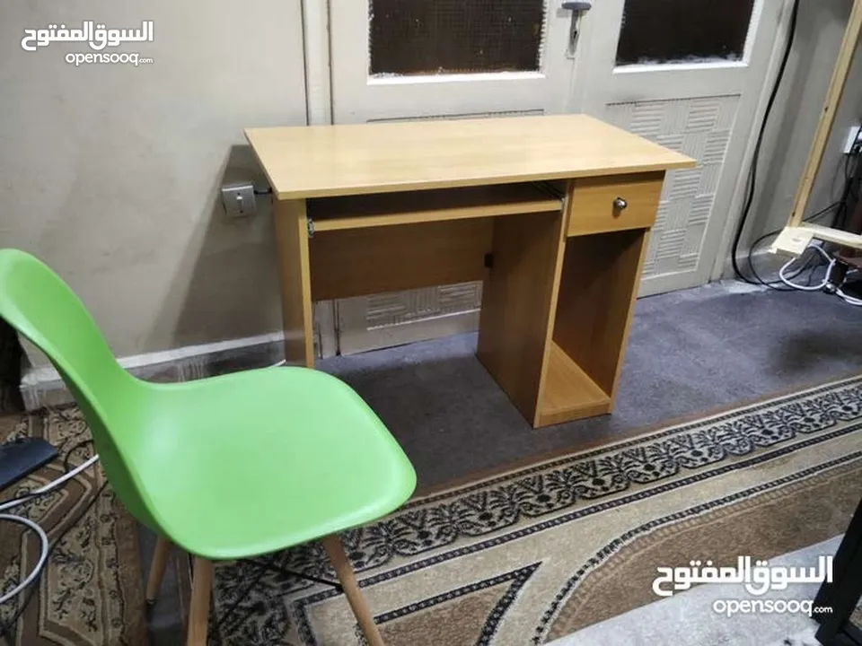 طاولة مكتب مع كرسي مميز بسعر مغري 30دينار
