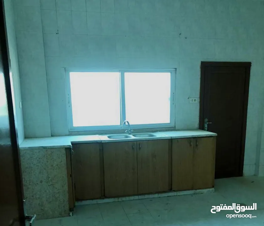 شقة للبيع في موقع مميز في الزرقاء الجديده - محاطه بفلل من جهتين
