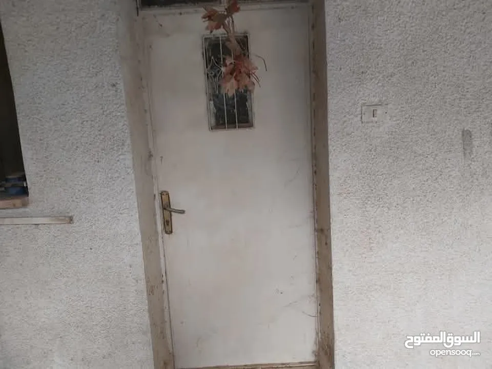 عمارة 4 طوابق للبيع في حي نزال على دونم ارض تحتوي 8 شقق وروف من المالك