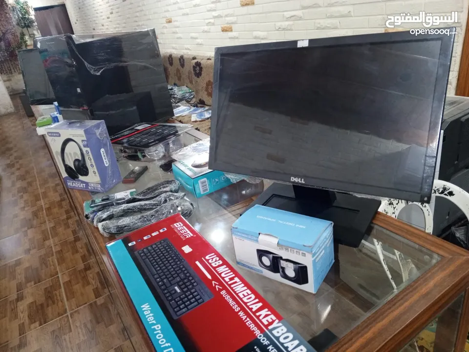 جـــهاز كــــمبيوتر مع جـــميع اكـــسسواراته للبيـــع