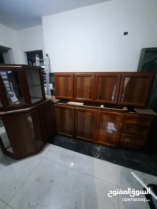 مطبخ المنيوم لون خشابي مع الجرانيت